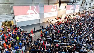 Bei der VW-Betriebsversammlung im September hatten Mitarbeiter noch gegen die Sparpl&auml;ne des Konzerns protestiert. (Archivfoto)