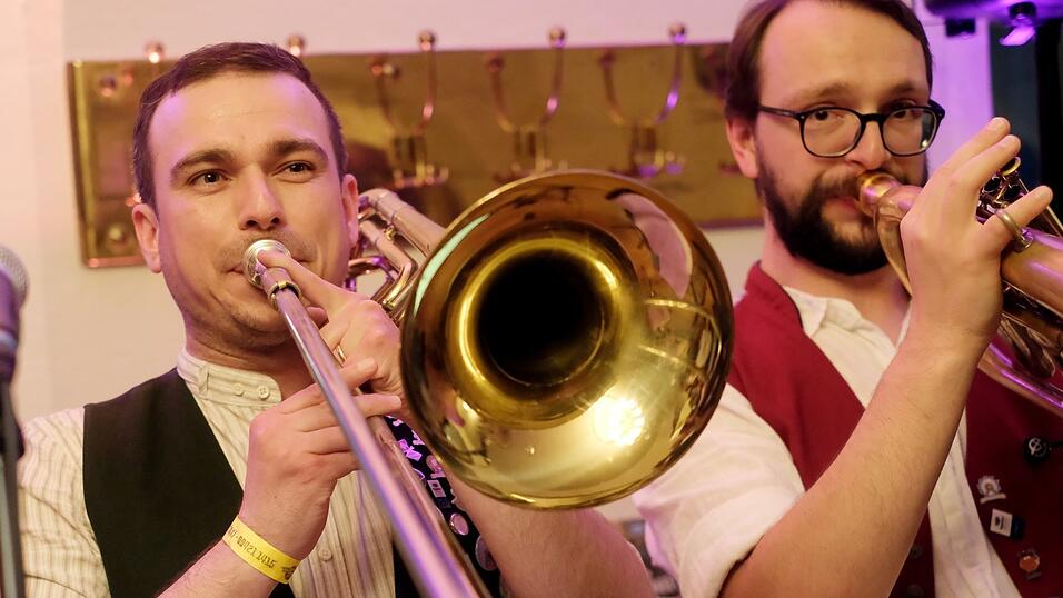 Partykl&auml;nge und z&uuml;nftige Kapellen, f&uuml;r jeden Nachtschw&auml;rmer in Tracht war etwas dabei.