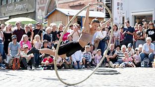 K&uuml;nstler aus aller Welt kamen am Wochenende nach Landshut und zeigten Stra&szlig;enkunst von Akrobatik &uuml;ber Zauberei bis Musik und Theater: Die Akrobatin Zo&egrave; Circo kam aus Belgien und wurde als &bdquo;Herrin der Ringe&ldquo; angek&uuml;ndigt.
