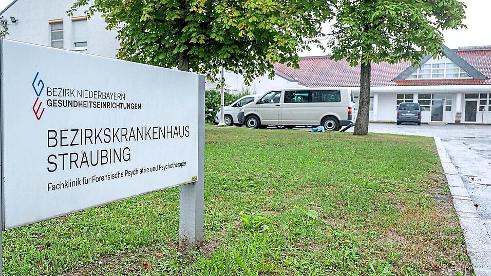 Das Bezirkskrankenhaus ist immer wieder wegen Fluchtversuchen bei Freigängen Gegenstand der Berichterstattung gewesen - und wegen seiner Umstrukturierung von einer Hochsicherheitseinrichtung für Bayerns Hochkriminelle hin zu einer regionalen Maßregelvollzugseinrichtung.