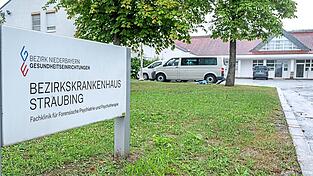 Das Bezirkskrankenhaus ist immer wieder wegen Fluchtversuchen bei Freigängen Gegenstand der Berichterstattung gewesen - und wegen seiner Umstrukturierung von einer Hochsicherheitseinrichtung für Bayerns Hochkriminelle hin zu einer regionalen Maßregelvollzugseinrichtung.