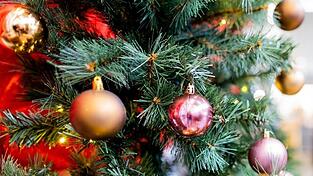 Die Vorbereitungen für die Weihnachtsgottesdienste im Landkreis Cham laufen. Trotz Pfarrermangels versuchen die Pfarreiengemeinschaften, die Gottesdienste wie gewohnt anbieten zu können.