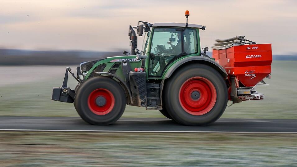 Der Allgäuer Traktorenhersteller hat 2024 mehrere Tausend Landmaschinen weniger verkauft, ist mit den Zahlen aber dennoch zufrieden. (Archivbild) Der Allgäuer Traktorenhersteller hat 2024 mehrere Tausend Landmaschinen weniger verkauft, ist mit den Zahlen aber dennoch zufrieden. (Archivbild)
