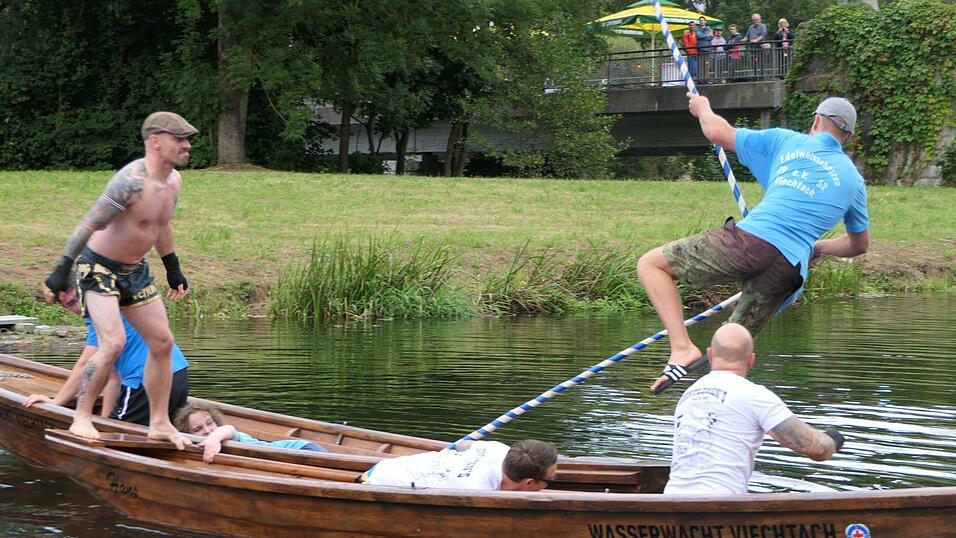 Ausgehebelt durch die Lanze im T-Shirt: Team &bdquo;Hau Drauf&ldquo; mit Patrick Peischl, Krisztian Kovac, Benjamin Pl&ouml;tz setzte sich gegen die Edelwei&szlig;sch&uuml;tzen mit Florian K&ouml;ppl, Benedikt Wurzer, Emily Foke durch.