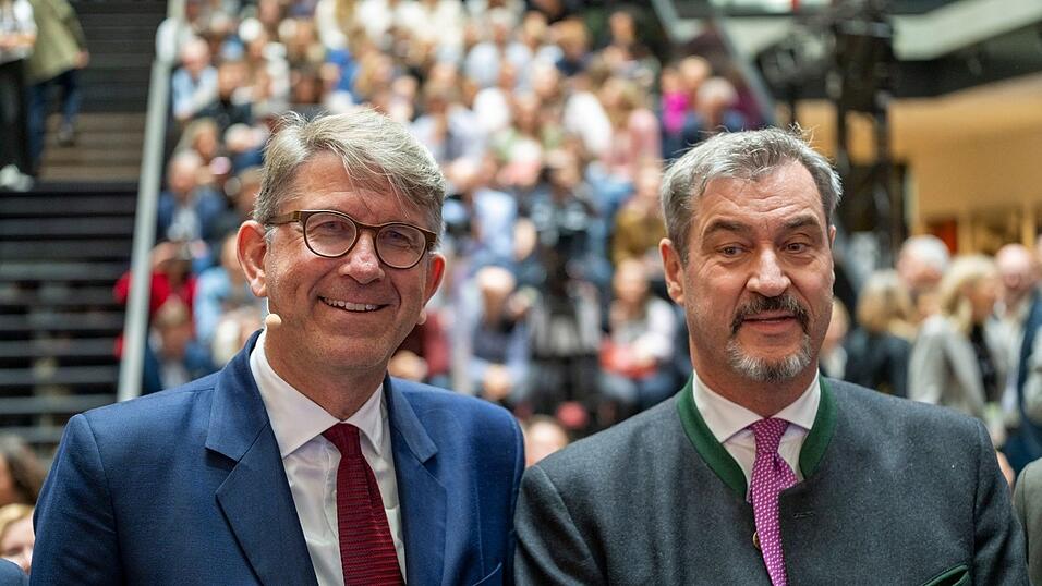 Nach der Kritik rund um den von Wolfram Weimer (links, parteilos) einst ins Leben gerufenen Ludwig-Erhard-Gipfel will Bayerns Ministerpr&auml;sident Markus S&ouml;der (CSU) seine Schirmherrschaft f&uuml;r die Veranstaltung zun&auml;chst ruhen lassen. (Archivbild)