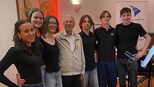 Der 97-j&auml;hrige Rudolf Ziesler singt gemeinsam mit dem jungen Ensemble von Fabian Eigenstetter.