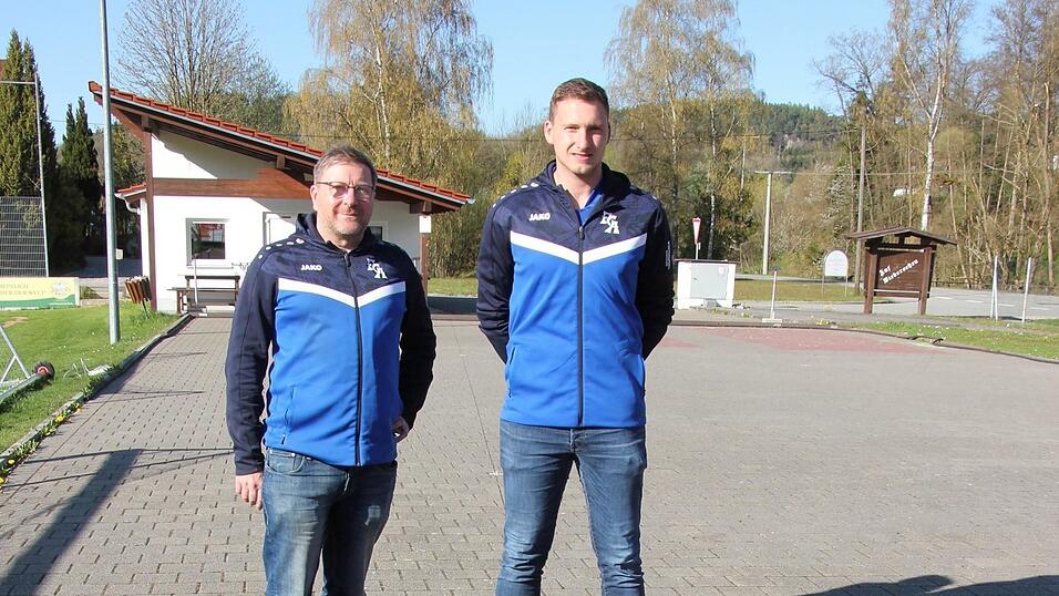 Stefan Zenkert (l.) und Alexander Sp&auml;th stellen die Pl&auml;ne f&uuml;r den Weltrekord im Dauer-Eisstockschie&szlig;en in Altrandsberg vor.