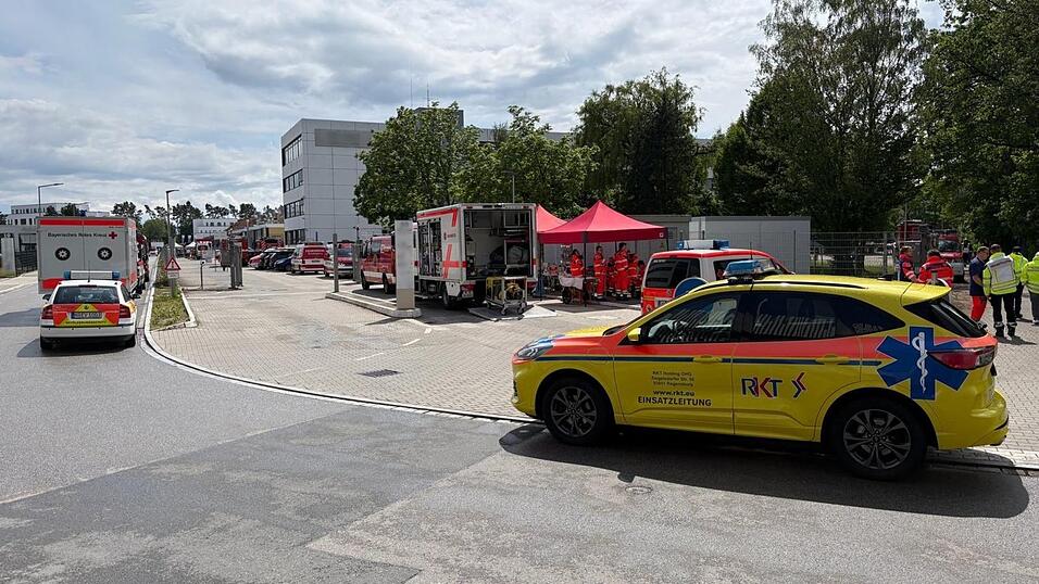 Laut Feuerwehr waren zwischenzeitlich etwa 100 Rettungskr&auml;fte im Einsatz.