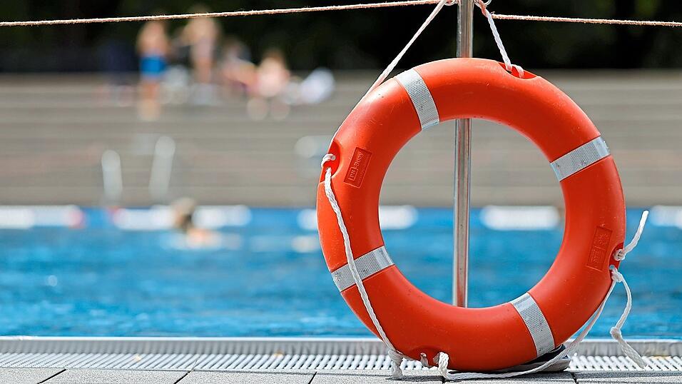 Tagsüber wachen Bademeister und Rettungsschwimmer über die Badegäste. Doch nach den Öffnungszeiten ist niemand vor Ort, der im Notfall Erste Hilfe leisten kann. Tagsüber wachen Bademeister und Rettungsschwimmer über die Badegäste. Doch nach den Öffnungszeiten ist niemand vor Ort, der im Notfall Erste Hilfe leisten kann.