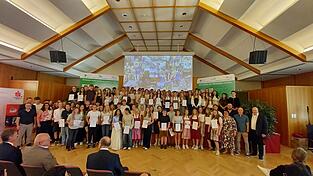 So viele Schüler passen nicht alle gleichzeitig auf ein Foto. Hier sind die Schüler der Realschule Waldmünchen, der Realschule Furth im Wald, der Mittelschule Furth im Wald, des Robert-Schuman-Gymnasiums und des Joseph-von-Fraunhofer-Gymnasiums zu sehen. So viele Schüler passen nicht alle gleichzeitig auf ein Foto. Hier sind die Schüler der Realschule Waldmünchen, der Realschule Furth im Wald, der Mittelschule Furth im Wald, des Robert-Schuman-Gymnasiums und des Joseph-von-Fraunhofer-Gymnasiums zu sehen.