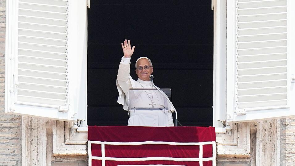 Papst Leo der XIV. spricht an einem Sonntag im Juni das traditionelle Angelus-Gebet am Fenster seiner Arbeitszimmers am Petersplatz im Vatikan. Nur fünf Tage nach seiner Krebs-OP will er sich dort heute wieder an Zehntausende Gläubige wenden. (Archiv-Bild) Papst Leo der XIV. spricht an einem Sonntag im Juni das traditionelle Angelus-Gebet am Fenster seiner Arbeitszimmers am Petersplatz im Vatikan. Nur fünf Tage nach seiner Krebs-OP will er sich dort heute wieder an Zehntausende Gläubige wenden. (Archiv-Bild)