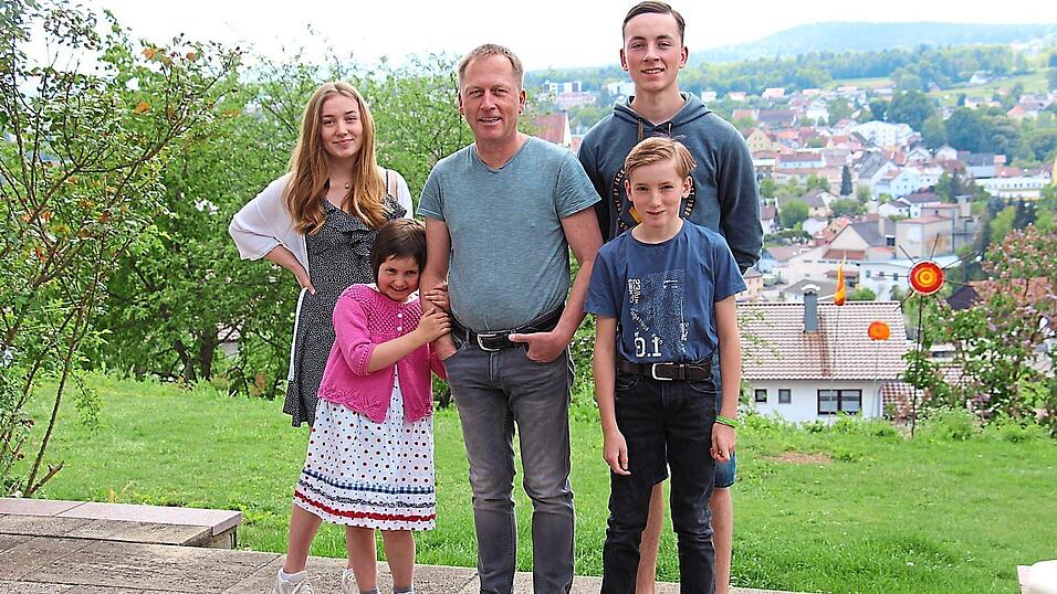 Die Kinder Teresa (v.li.), Antonia, Paul und Oskar nehmen Papa Thomas in die Mitte. Die Kinder Teresa (v.li.), Antonia, Paul und Oskar nehmen Papa Thomas in die Mitte.