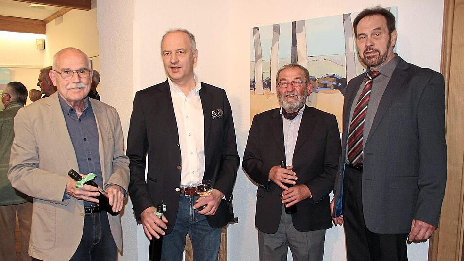 Kulturreferent Heinz Winklm&uuml;ller (rechts) &uuml;berreichte Pr&auml;sente an Karl Ernst Soukup, Tilo Ettl und Laudator Dr. Hans Heimerl (von links) Pr&auml;sente.