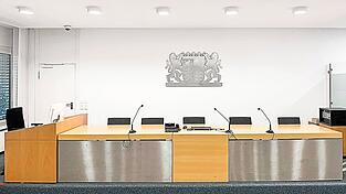 Das ist die Richterbank im Sitzungssaal 5 des Verwaltungsgerichts München, wo am Dienstag, 8. Juli, die mündliche Verhandlung des Bayerischen Verwaltungsgerichtshofs zum „ewigen Baurecht“ für die dritte Start- und Landebahn am Flughafen München stattfindet.