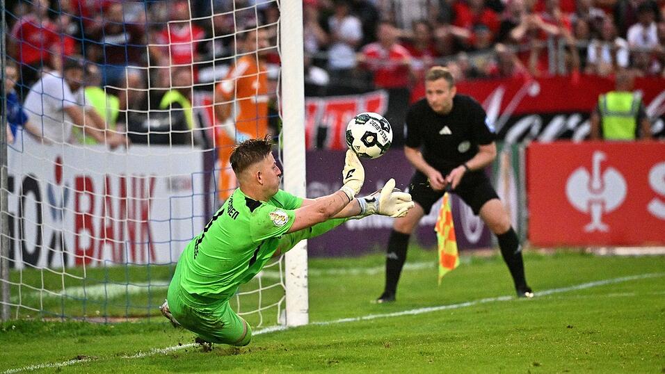 Illertissens Torwart Michel Witte parierte damals zweimal im Elfmeterschießen. (Archivfoto) Illertissens Torwart Michel Witte parierte damals zweimal im Elfmeterschießen. (Archivfoto)