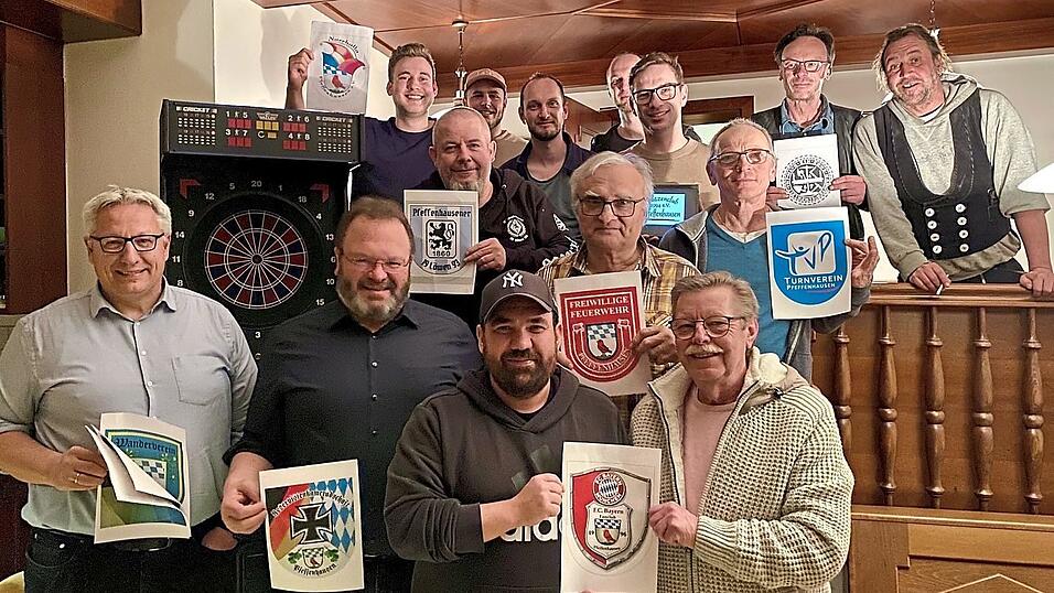 Vertreter der 16 beteiligten Vereine trafen sich zur Vorbereitung der Maibaum-Saison. Dabei wurden auch die Entw&uuml;rfe f&uuml;r die neuen Maibaum-Schilder vorgestellt.