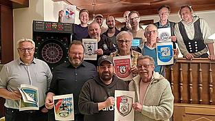 Vertreter der 16 beteiligten Vereine trafen sich zur Vorbereitung der Maibaum-Saison. Dabei wurden auch die Entw&uuml;rfe f&uuml;r die neuen Maibaum-Schilder vorgestellt.