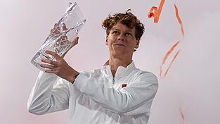 Schaffte trotz Regens im Finale als achter Spieler das sogenannte Sunshine Double: Jannik Sinner. Schaffte trotz Regens im Finale als achter Spieler das sogenannte Sunshine Double: Jannik Sinner.