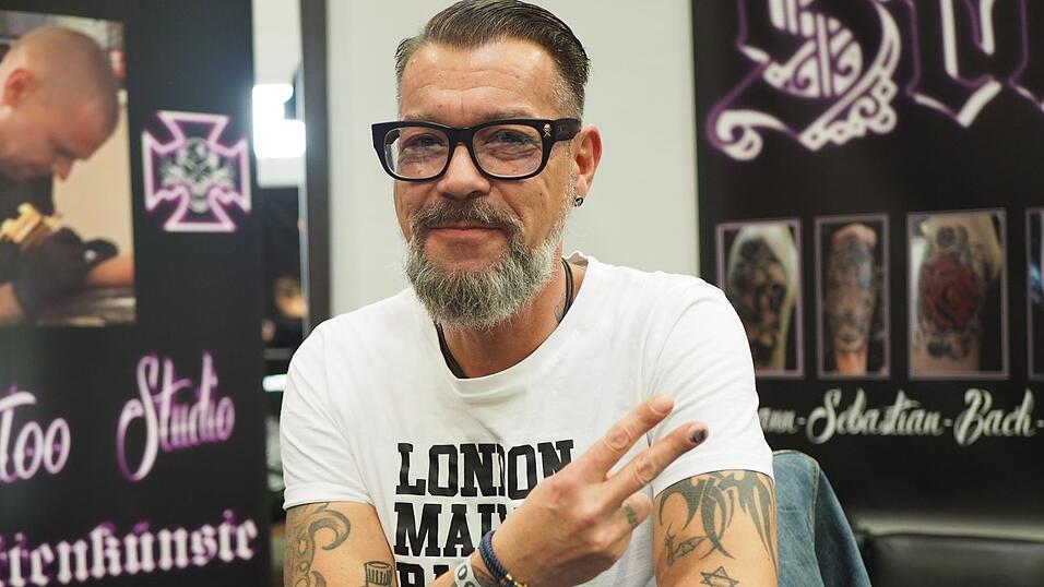 Rund 40 Aussteller und etwa 90 Tattoo-Künstler sind auf der Tattoo Convention in Straubing vertreten. Rund 40 Aussteller und etwa 90 Tattoo-Künstler sind auf der Tattoo Convention in Straubing vertreten.