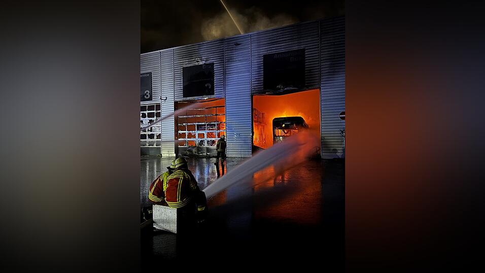 Zwei Elektrobusse und ein Hybridbus brannten komplett aus. Zwei Elektrobusse und ein Hybridbus brannten komplett aus.