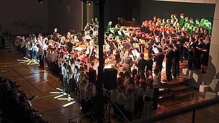 Zum gro&szlig;en Finale waren Big Band, mehrere Ch&ouml;re und das Orchester gemeinsam auf der B&uuml;hne und k&uuml;ndigten mit &bdquo;Here comes Santa Claus&ldquo; fr&ouml;hlich die nahe Weihnacht an.