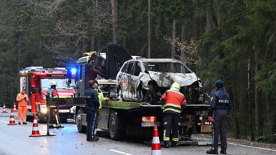 Die Fahrerin prallte mit ihrem Auto gegen einen Baum, danach geriet das Auto in Vollbrand. Die 25-J&auml;hrige konnte sich selbstst&auml;ndig befreien.&nbsp;&nbsp; &nbsp;