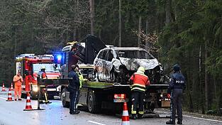 Die Fahrerin prallte mit ihrem Auto gegen einen Baum, danach geriet das Auto in Vollbrand. Die 25-J&auml;hrige konnte sich selbstst&auml;ndig befreien.&nbsp;&nbsp; &nbsp;