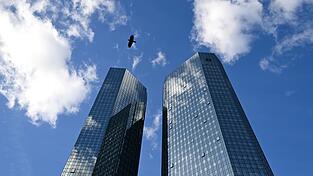 Die Deutsche Bank setzt auf KI, etwa um Kreditvergaben zu beschleunigen (Archivbild) Die Deutsche Bank setzt auf KI, etwa um Kreditvergaben zu beschleunigen (Archivbild)