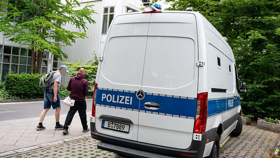 Ein Fahrzeug der Polizei steht vor dem Geb&auml;ude der Klinik.