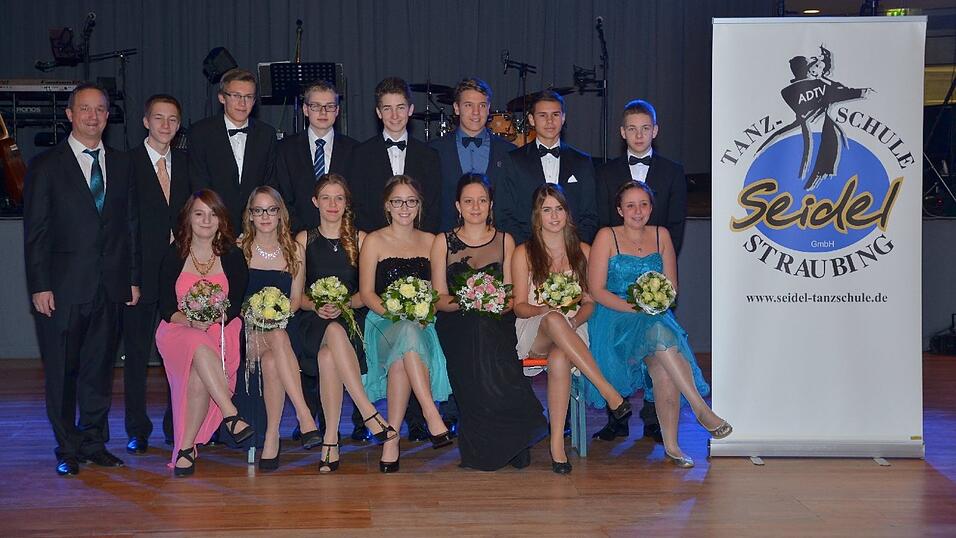 Die Bilder vom Abschlussball der Tanzschule Seidel in der Fraunhofer-Halle am 28. November. Die Bilder vom Abschlussball der Tanzschule Seidel in der Fraunhofer-Halle am 28. November.