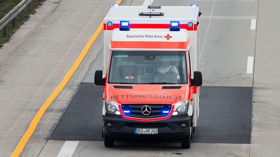 Der Rettungsdienst hat den 70-Jährigen in ein Krankenhaus gebracht. (Symbolbild) Der Rettungsdienst hat den 70-Jährigen in ein Krankenhaus gebracht. (Symbolbild)
