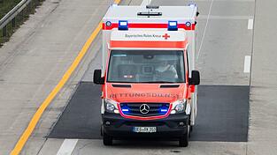 Der Rettungsdienst hat den 70-Jährigen in ein Krankenhaus gebracht. (Symbolbild)
