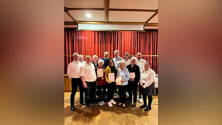 Versammlungsleiter Reinhard Bachmayer zusammen mit den mit Geehrten, langj&auml;hrigen Vereinsmitgliedern beim TSV Altfraunhofen.