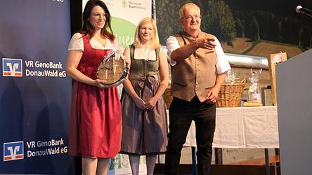 Staatssekret&auml;rin Martina Englhardt-Kopf, Vize-Kreisobfrau Teresa Fenzl und Bauernverbands-Kreisobmann Roland Graf.&nbsp;