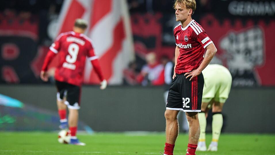 Nach dem Abpfiff war die Entt&auml;uschung gro&szlig; bei N&uuml;rnbergs Tim Janisch.