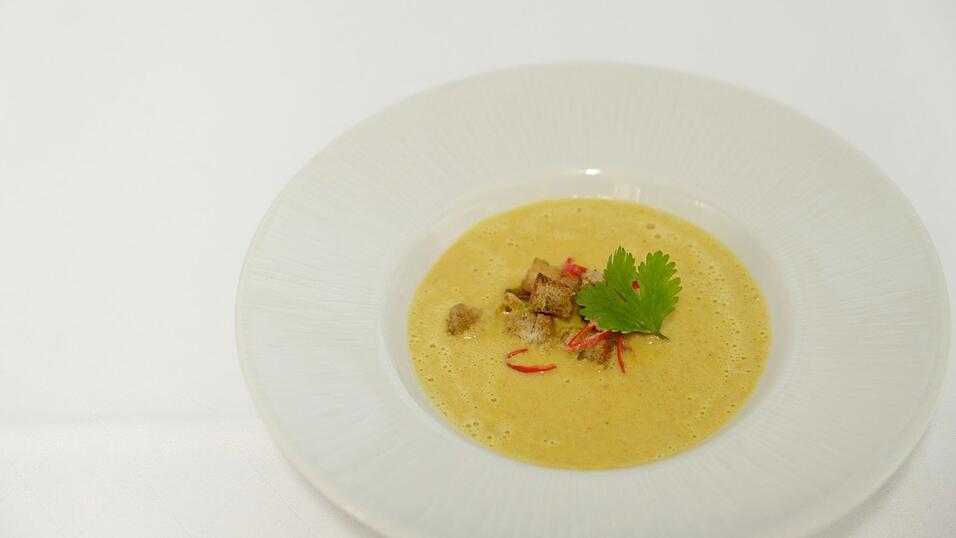 Enis Topalovic, Küchenchef Vom Wirtshaus 'Zum Geiss', empfiehlt als Vorspeise eine Mango-, Möhren-, Kokossuppe mit Zimtcroutons und Koriander. Enis Topalovic, Küchenchef Vom Wirtshaus 'Zum Geiss', empfiehlt als Vorspeise eine Mango-, Möhren-, Kokossuppe mit Zimtcroutons und Koriander.