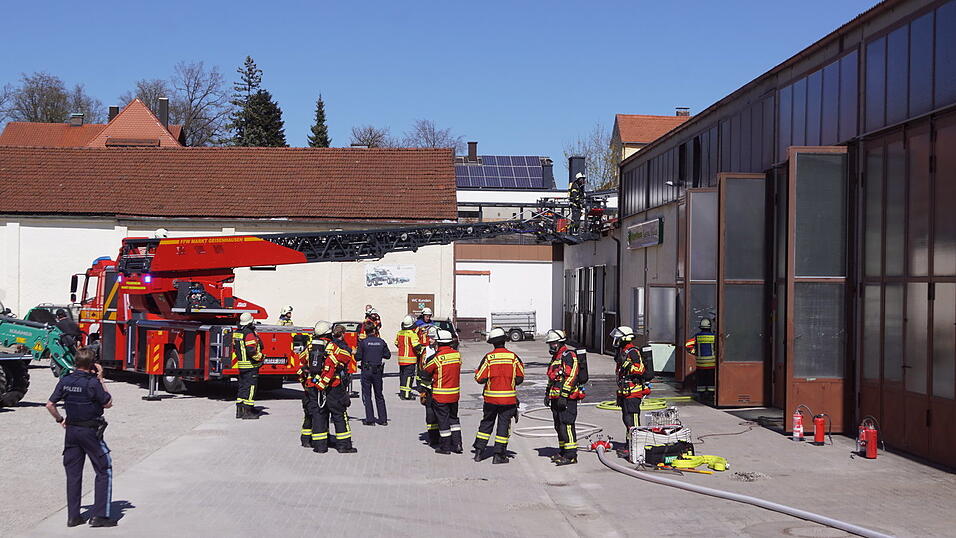 Am Mittwochnachmittag ist in der Werkstatt eines Unternehmens in Vilsbiburg ein Brand ausgebrochen. Am Mittwochnachmittag ist in der Werkstatt eines Unternehmens in Vilsbiburg ein Brand ausgebrochen.