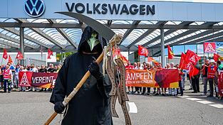 Bei VW wird um Sparpläne gerungen. Bei VW wird um Sparpläne gerungen.