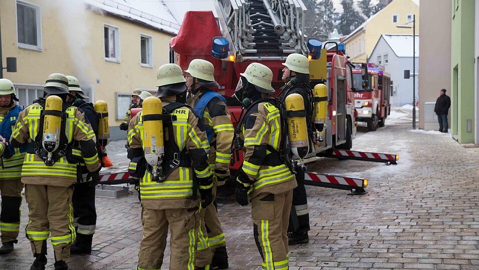 Inmitten dieses brennenden Hauses in der Griesgasse in Dingolfing entdeckte die Feuerwehr die Leiche.