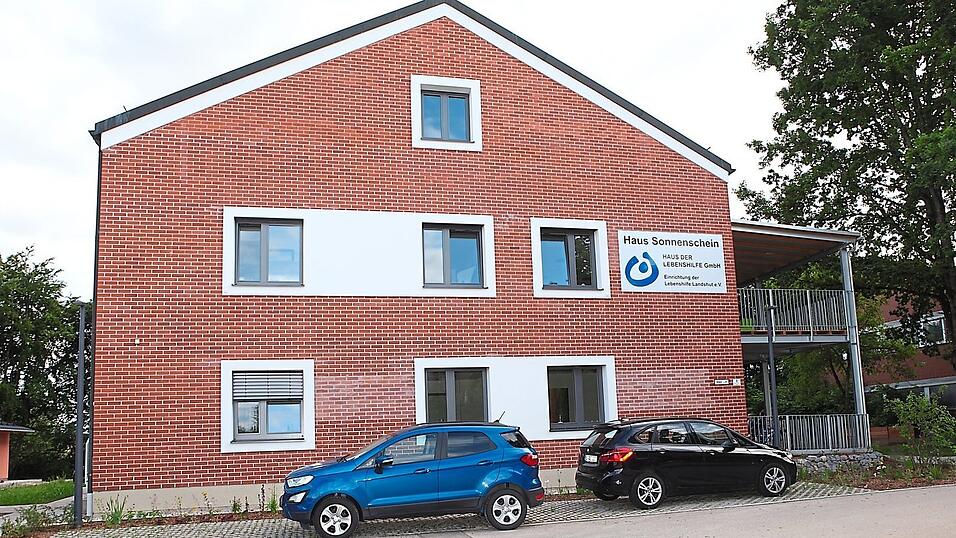 In 20 Monaten wurde aus dem ehemaligen Mannschaftsgeb&auml;ude der Generaloberst-Weise-Kaserne das Wohnheim 'Haus Sonnenschein' der Lebenshilfe.