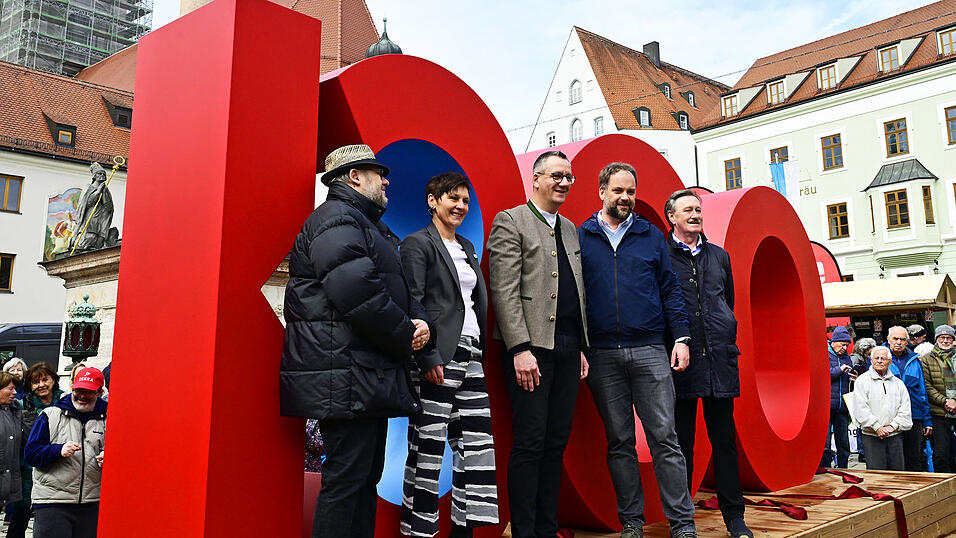Dr. Guido Hoyer, Susanne Günter, Domkapitular Daniel Reichel, OB Tobias Eschenbacher und Anton Frankl (v. l.) enthüllten die '1300' und gaben damit den Startschuss für die Feiern der Stadt zu Ehren ihres Heiligen. Dr. Guido Hoyer, Susanne Günter, Domkapitular Daniel Reichel, OB Tobias Eschenbacher und Anton Frankl (v. l.) enthüllten die '1300' und gaben damit den Startschuss für die Feiern der Stadt zu Ehren ihres Heiligen.