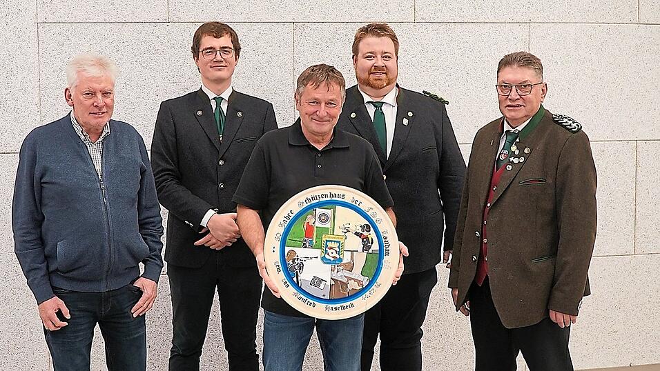 Werner Bauer (v. l.) mit Martin Kellnberger, Manfred Haselbeck, dem Gewinner der Jubil&auml;umsscheibe, Sch&uuml;tzenmeister Andreas Schmid und Gausch&uuml;tzenmeister Johann Lautenschlager