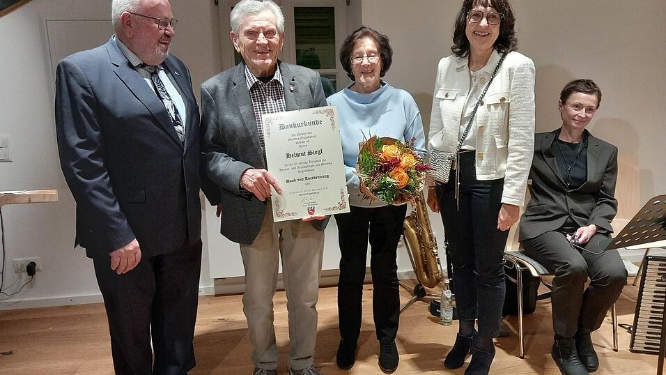 Bürgermeister Ludwig Robold (v.l.) mit dem Geehrten Helmut Siegl, Elfriede Siegl und Heike Berger. Bürgermeister Ludwig Robold (v.l.) mit dem Geehrten Helmut Siegl, Elfriede Siegl und Heike Berger.