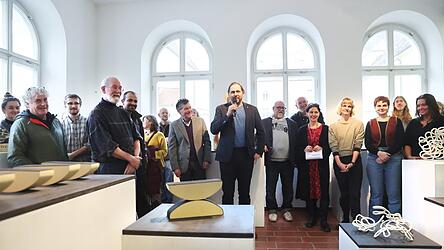 Schulleiter Markus Rusch (mit Mikro) begrüßte die vielen Gäste an der Keramikschule.