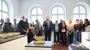 Schulleiter Markus Rusch (mit Mikro) begrüßte die vielen Gäste an der Keramikschule.