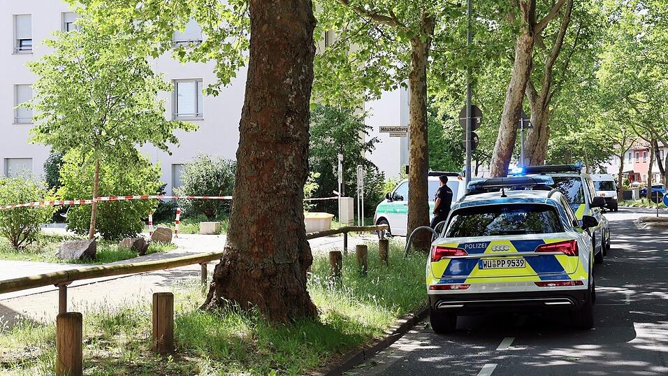 Ein Streit unter Nachbarn in Aschaffenburg ist eskaliert. Ein 38 Jahre alter Mann zeigte nach Polizeiangaben auf dem Balkon provokativ eine Schusswaffe. Ein Streit unter Nachbarn in Aschaffenburg ist eskaliert. Ein 38 Jahre alter Mann zeigte nach Polizeiangaben auf dem Balkon provokativ eine Schusswaffe.