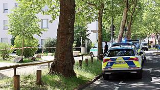 Ein Streit unter Nachbarn in Aschaffenburg ist eskaliert. Ein 38 Jahre alter Mann zeigte nach Polizeiangaben auf dem Balkon provokativ eine Schusswaffe.