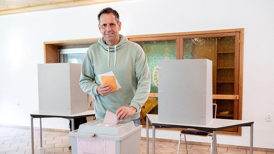 Ministerpräsident Olaf Lies (SPD) gab seine Stimme in seiner Heimat Friesland ab. Ministerpräsident Olaf Lies (SPD) gab seine Stimme in seiner Heimat Friesland ab.