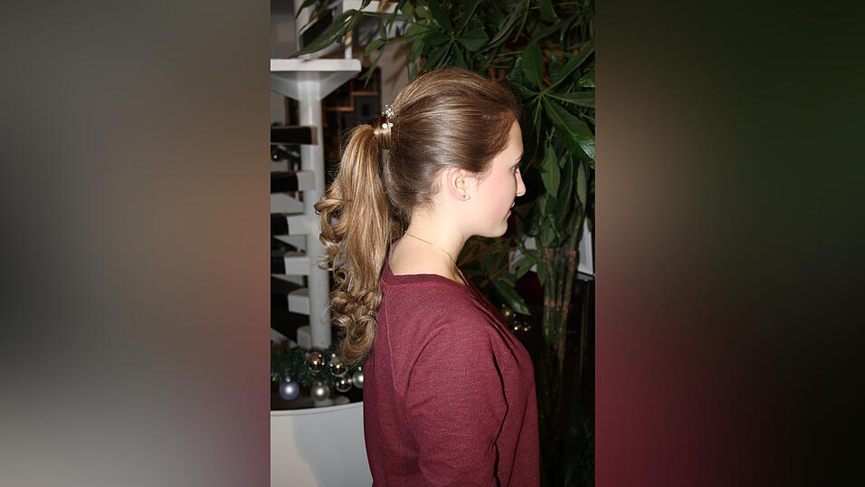 So sieht die fertige Frisur dann aus. So sieht die fertige Frisur dann aus.