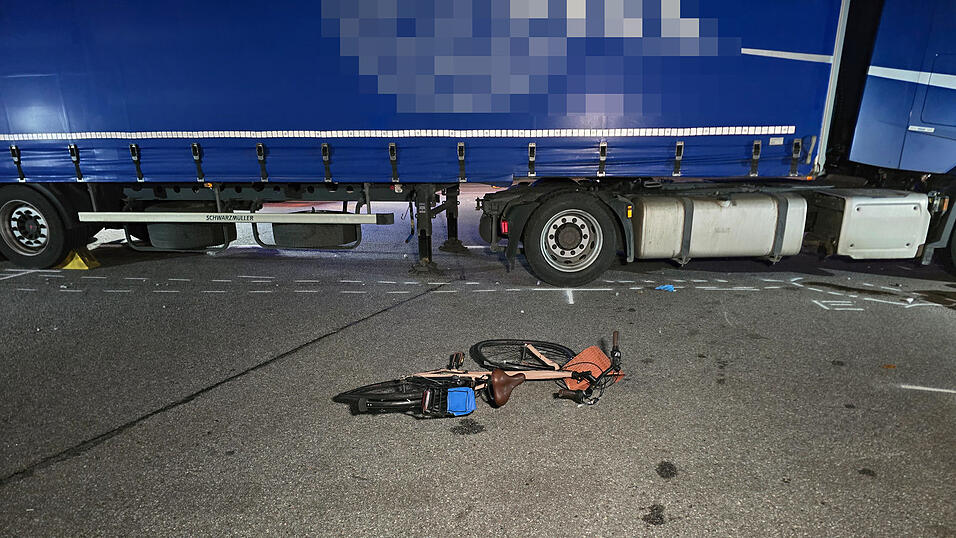 Eine Radfahrerin wurde in Neutraubling von einem Lastwagen erfasst. Helfer konnten das Leben der Frau nicht mehr retten. 